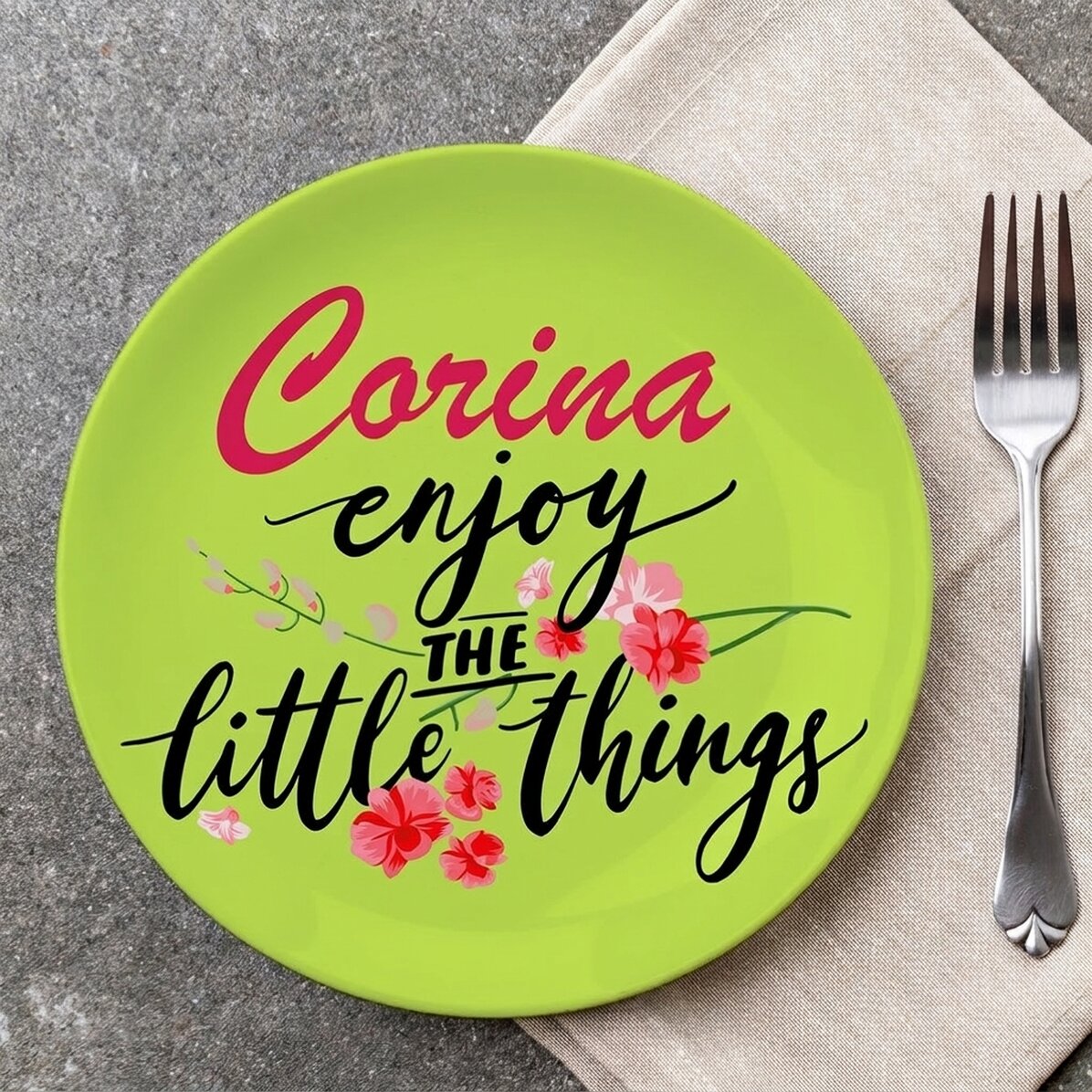 Plato personalizado con texto: «Enjoy the little things»