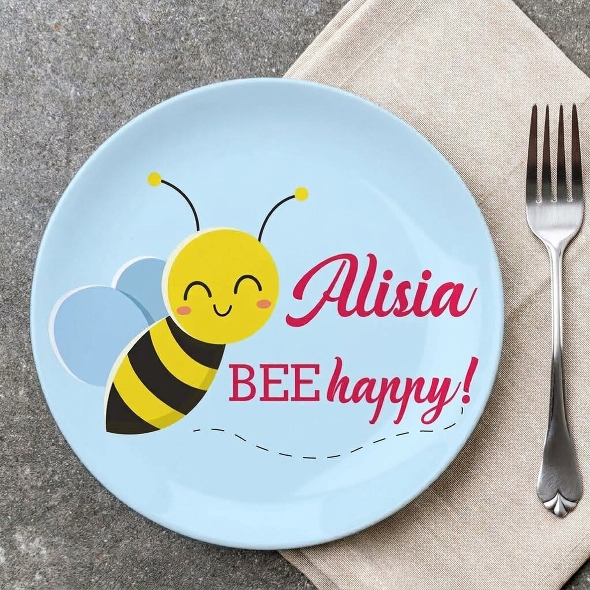 Plato personalizado con el texto «¡Bee happy!»