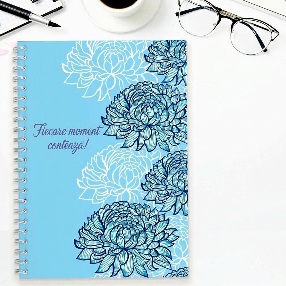Cuaderno personalizado con el texto: «¡Cada momento cuenta!»