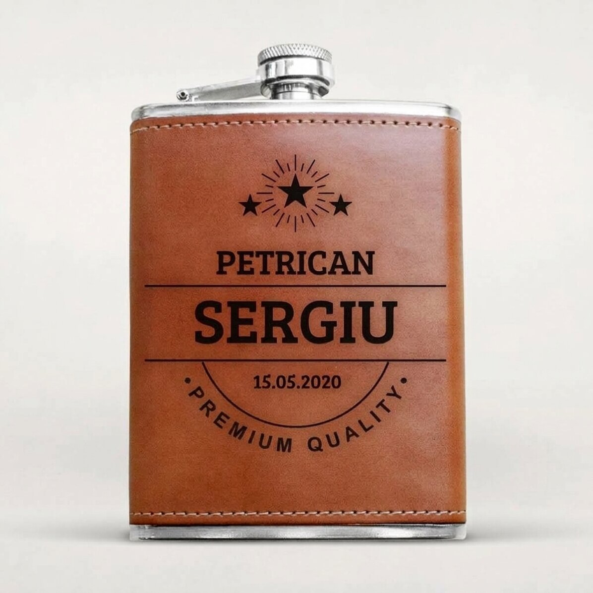 Botella de bolsillo personalizada forrada en piel con nombre