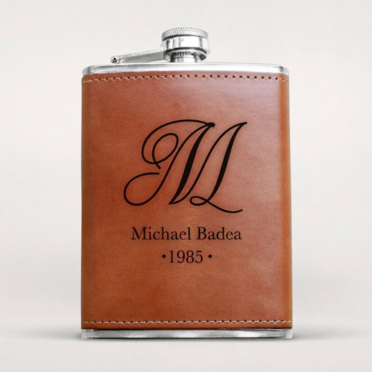 Botella de bolsillo personalizada forrada en piel: inicial y nombre