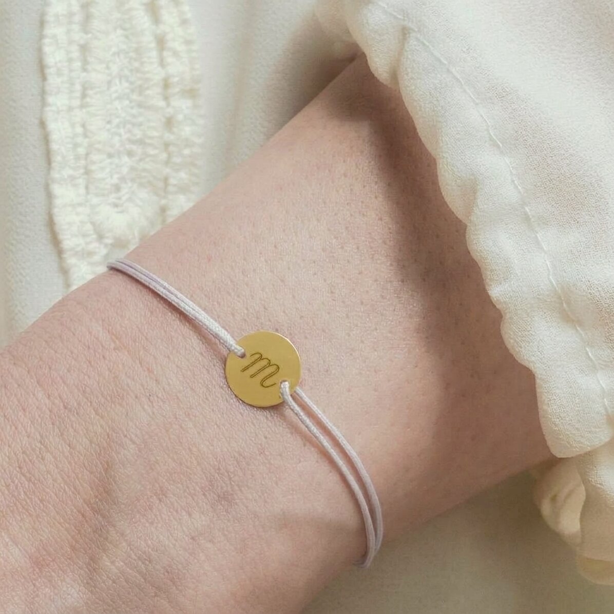 Pulsera con cordón personalizada - moneda de 10 mm - oro de 14k - modelo con inicial