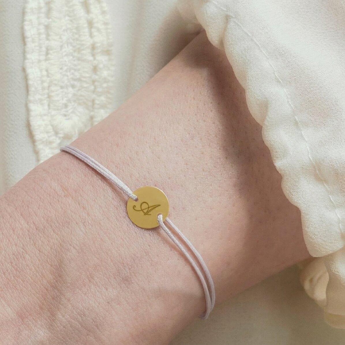 Pulsera con cordón personalizada - moneda de 10 mm - oro de 14k - modelo con inicial 2