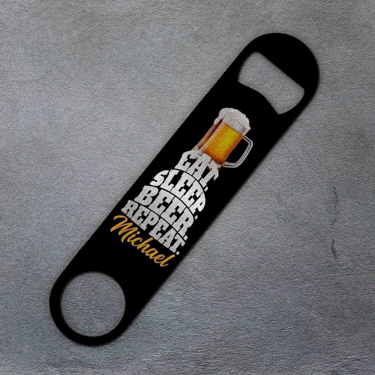 Abridor de cerveza personalizado con el texto «Eat. Sleep. Beer. Repeat»