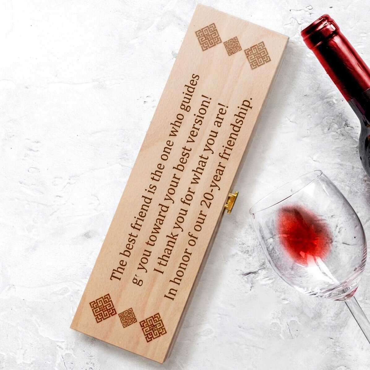 Caja de vino personalizada con texto: «Aniversario de amistad»