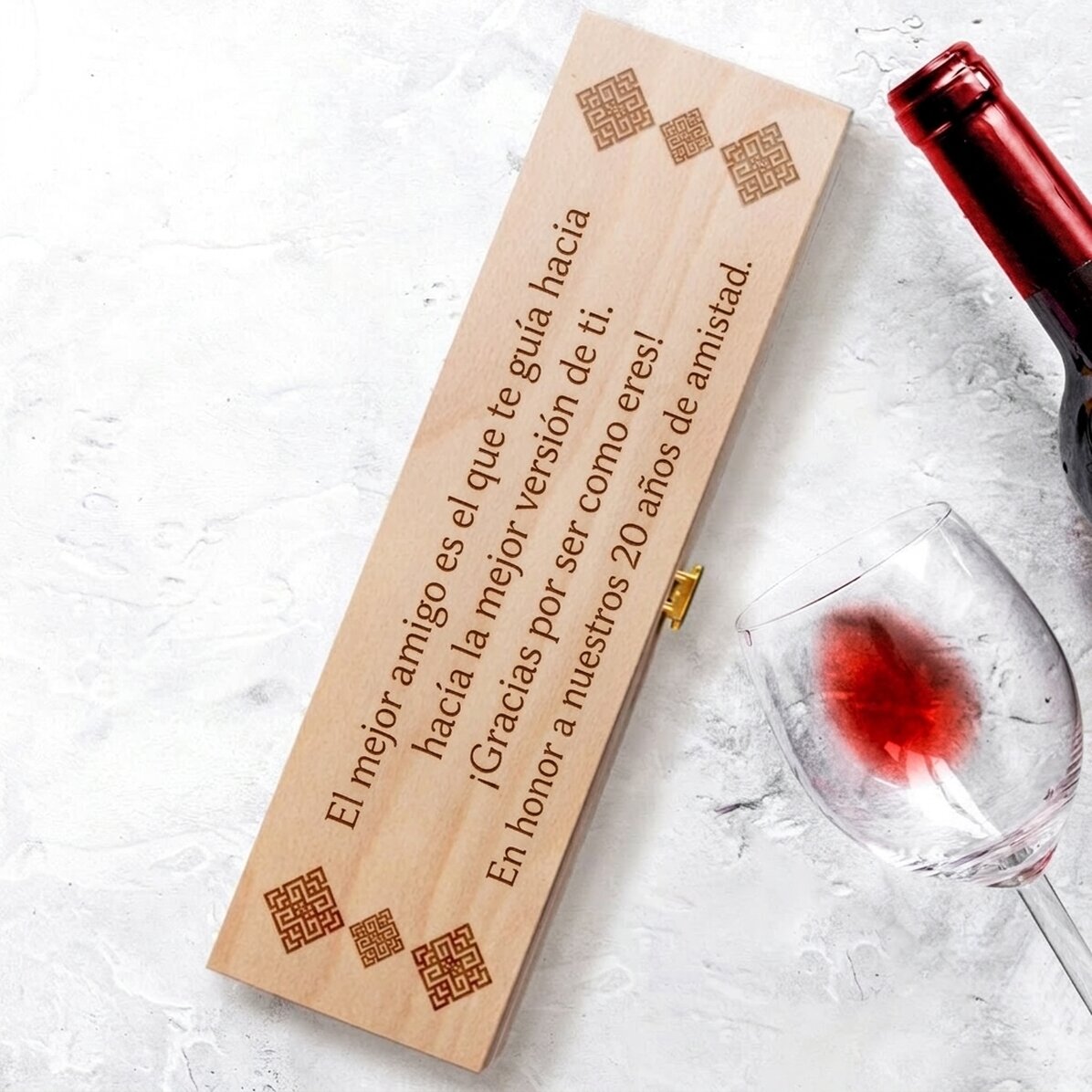Caja de vino personalizada con texto: «Aniversario de amistad»
