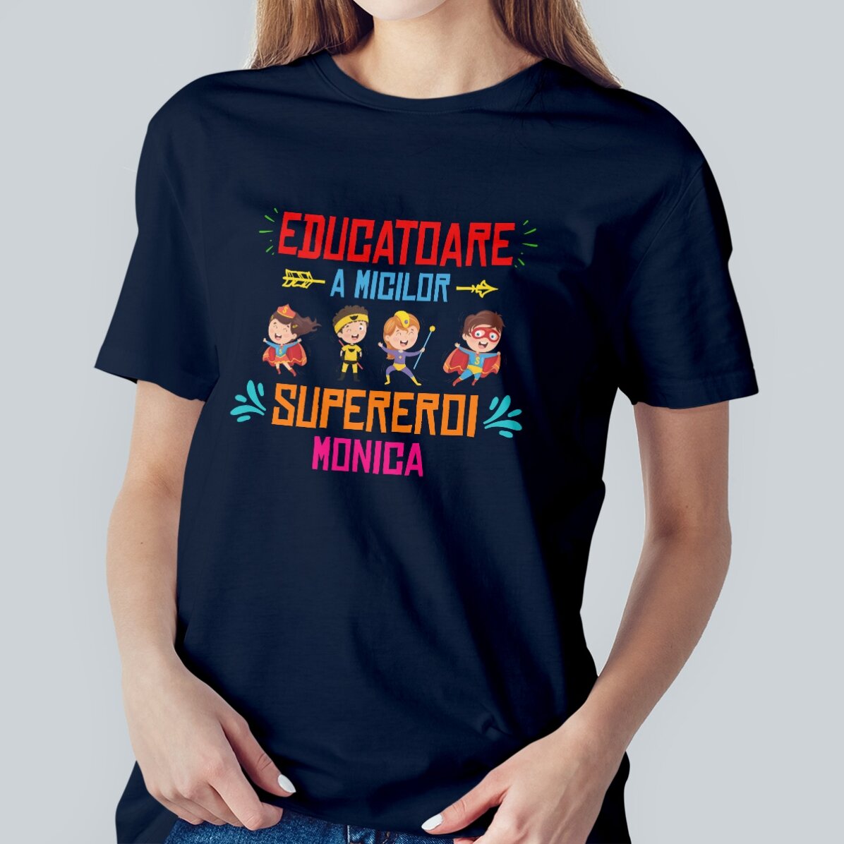 Camiseta de algodón personalizada con texto: «La educadora de los pequeños superhéroes»