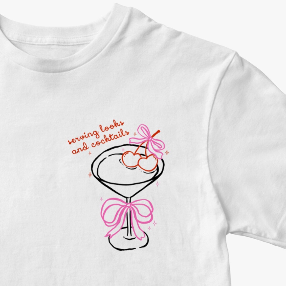 Camiseta de algodón personalizada con texto: «Serving looks and cocktails»