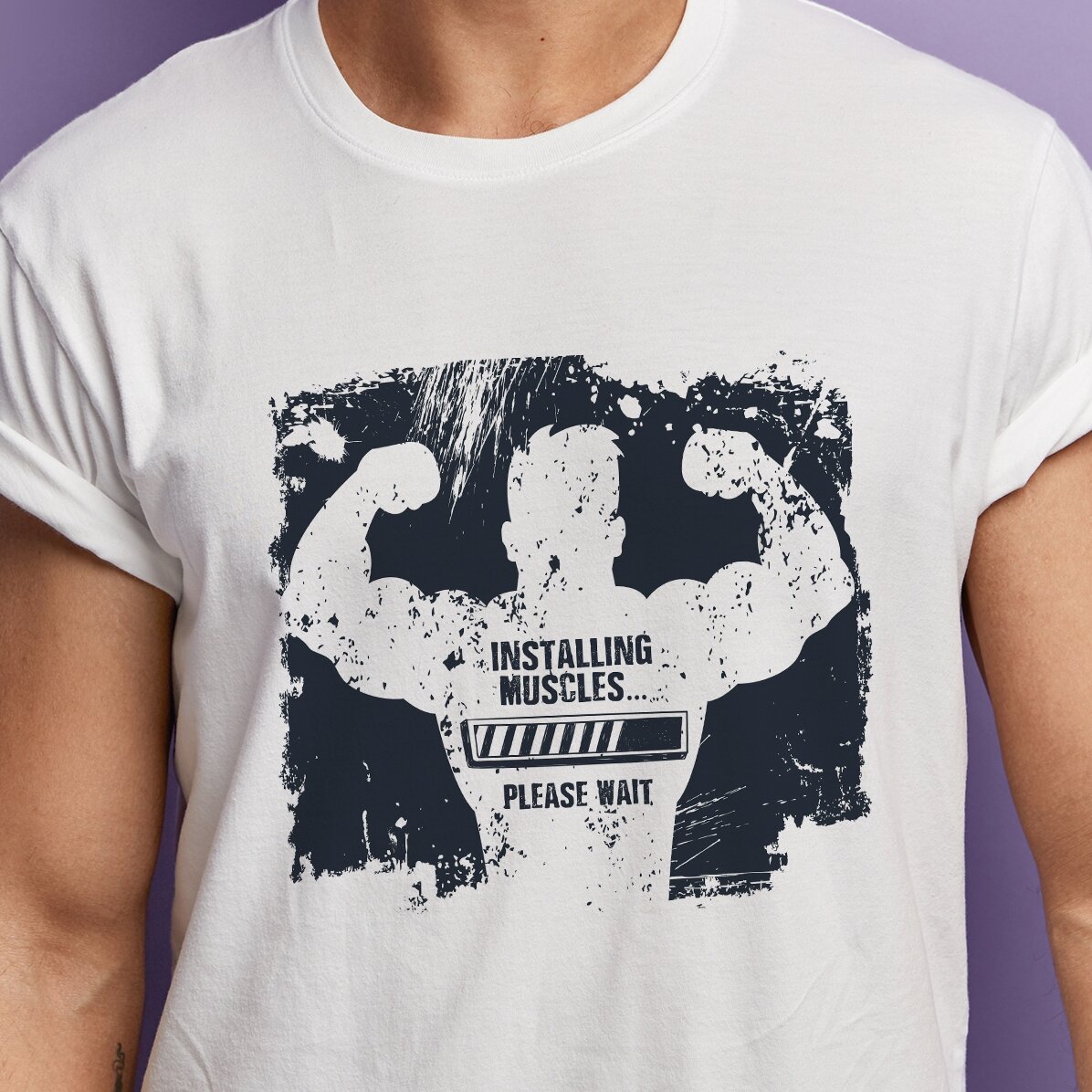 Camiseta personalizada con texto: «Installing muscles»