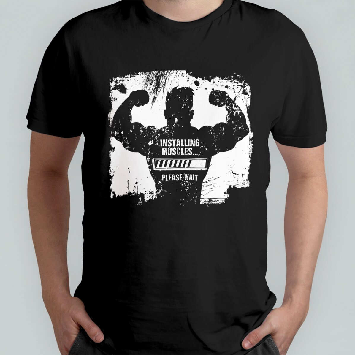 Camiseta personalizada con texto: «Installing muscles»