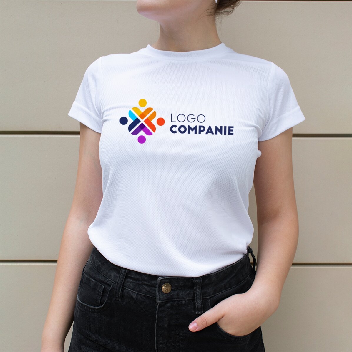 Camiseta deportiva personalizada con logotipo en formato horizontal
