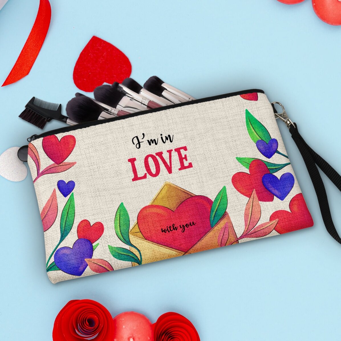 Estuche de maquillaje personalizado con texto: «In LOVE»