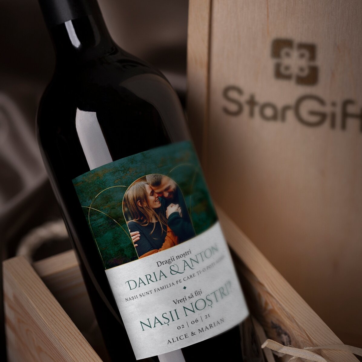 Vino personalizado con texto y una foto: «¿Queréis ser nuestros padrinos?»