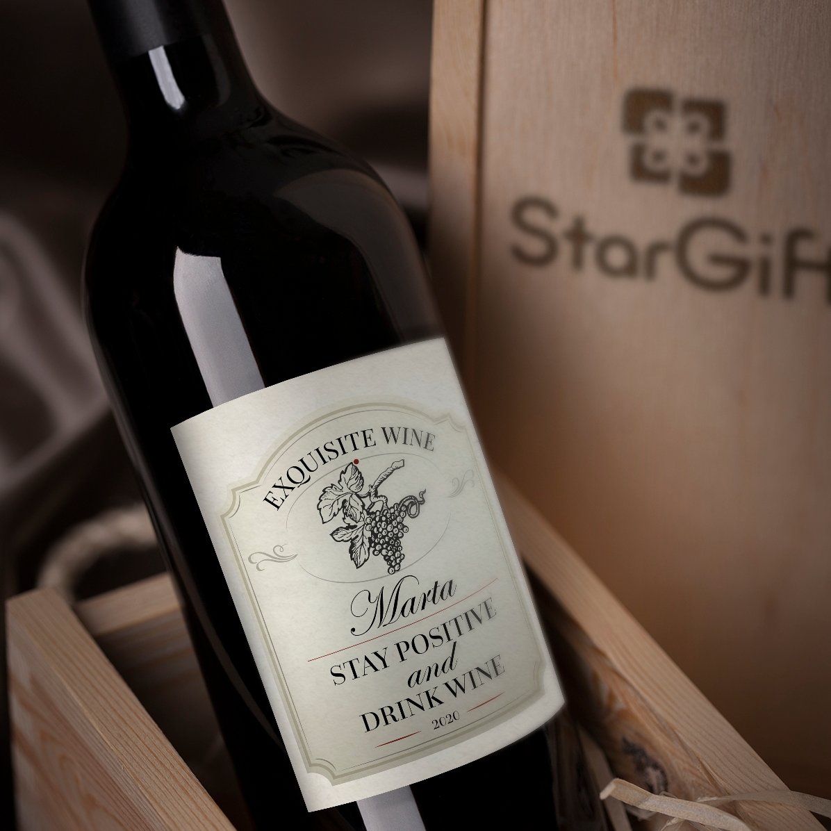 Vino personalizado con el texto: «Mantén una actitud positiva y bebe vino»
